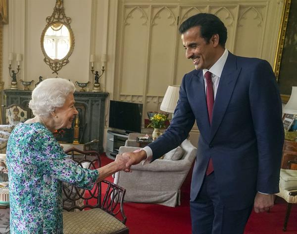 HH Sheikh Tamim bin Hamad Al-Thani with HM The Queen